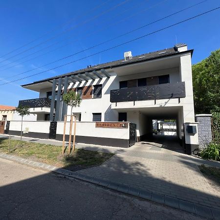 Csipke Residence 1. ハイデゥソボスロー エクステリア 写真