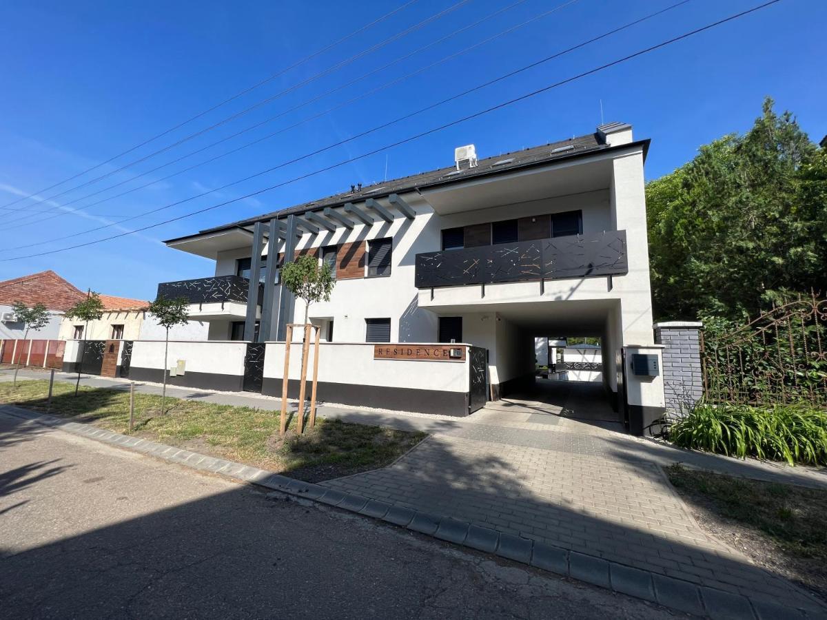 Csipke Residence 1. ハイデゥソボスロー エクステリア 写真
